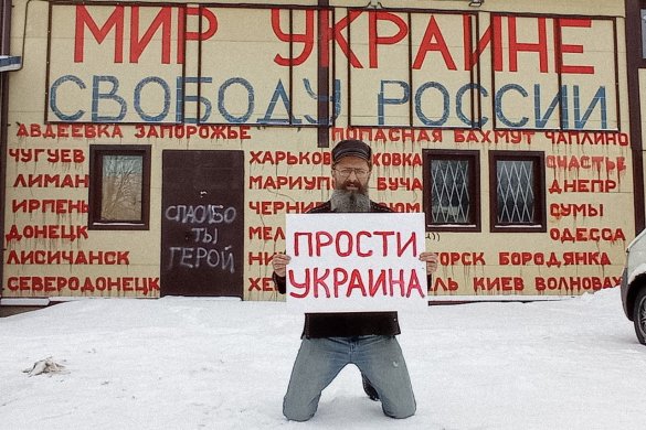 Dmitry Skurіkhіn from the settlement of Russko-Vysotskoe, Leningrad region, in front of his store, which became his site for anti-war protests, February 2022 / Photo: Ulyana Skurіkhіna