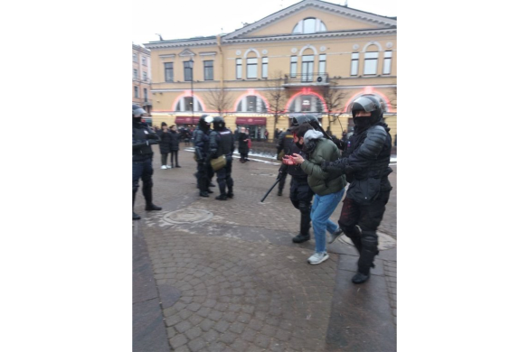 Задержанный в Петербурге, которому разбили голову, 31 января 2021 года / Фото: Катерина Дементьева для «Медузы»