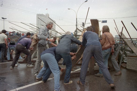 Люди строят баррикады, 19 августа 1991 год / Фото: Дмитрий Борко