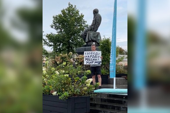 Teimuraz Kordzaia in a single picket in the center of Moscow, August 20, 2023. The police drew up a protocol on violation of the rules for participation in a public action / Photo courtesy of Teimuraz Kordzaia