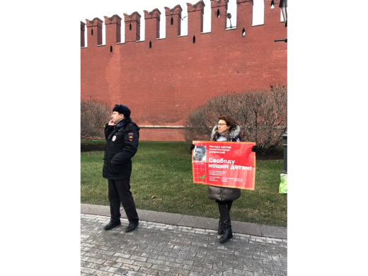 В тот день на пикетах задержали Юлию Виноградову (мать Анны Павликовой, обвиняемой по делу « Нового Величия»), Светлану Пчелинцеву и Татьяну Чернову (матери обвиняемых по делу «Сети») / Фото из фейсбука Александры Крыленковой