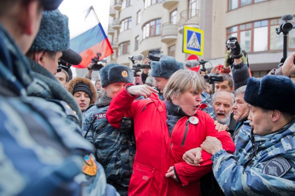 Задержание правозащитницы Аллы Фроловой, 21 февраля 2014 год / Фото: Евгений Фельдман