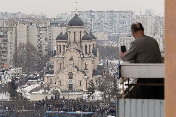 A man is taking a photo of those who came to bid farewell to Alexei Navalny at the Church of the Icon of the Mother of God Soothe My Sorrows, 1 March 2024 / Photo: Meduza