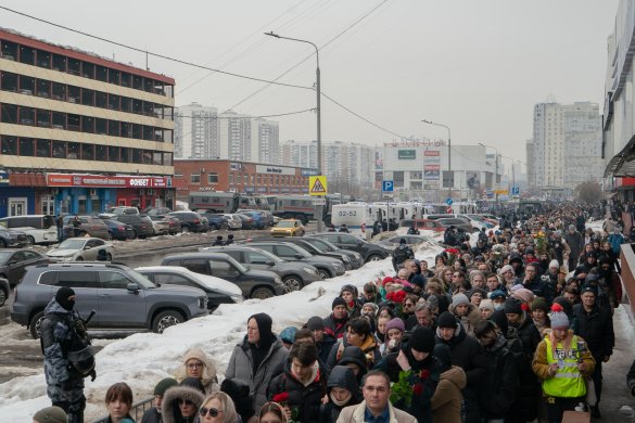 People walking from the church to the Borisovsky Cemetery / Photo: Alexander Gronsky