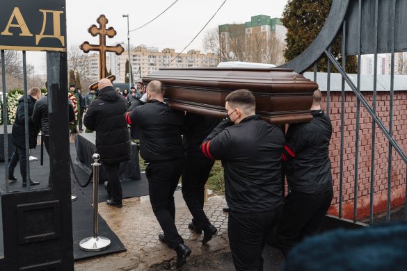 The coffin with the politician’s body is being brought to the Borisovsky Cemetery / Photo: Meduza