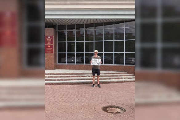 Fyodor Myasnikov in a single picket near the government building of Udmurtia in Izhevsk, July 25, 2023. The man was released from the police without a protocol. The detainee was represented by a lawyer from OVD-Info Evgenia Toydorova / Photo courtesy of Fyodor Myasnikov