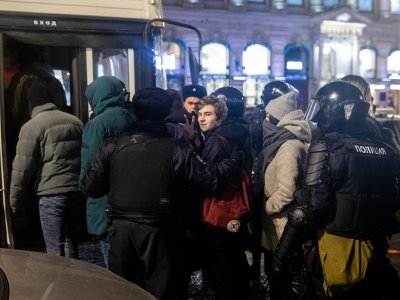      В Петербурге массово прекращают дела участников акций по статье 20.2.2. Что произошло?
    