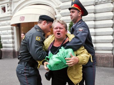      Дело упавшей шапки: в Троицке начался процесс против Марины Злотниковой
    